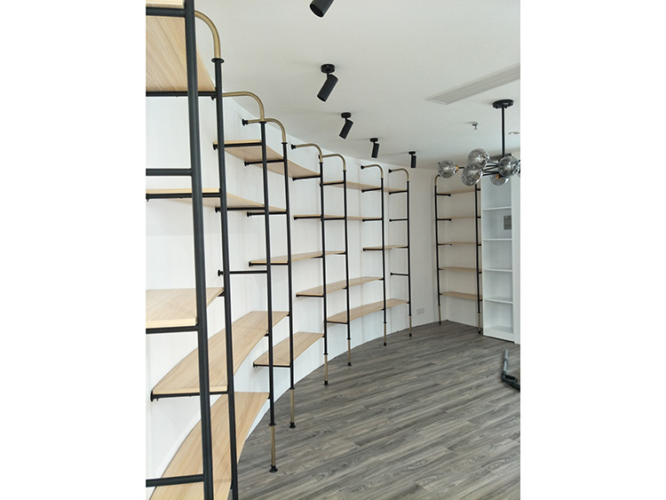 Curved shoe rack